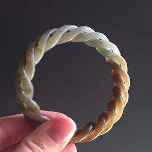 60mm Qing Dynasty Nephrite Jade Twist Bangle